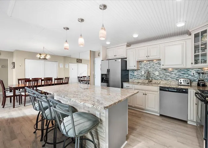 Beautiful Oceanfront 3 Bedroom Penthouse Unit With Two Pools! *